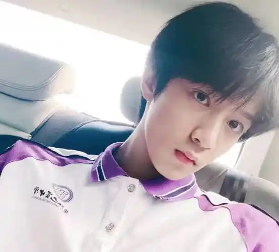 从照片中可以看出来,刘耀文即使是穿着校服,打扮普通的时候,站在人群