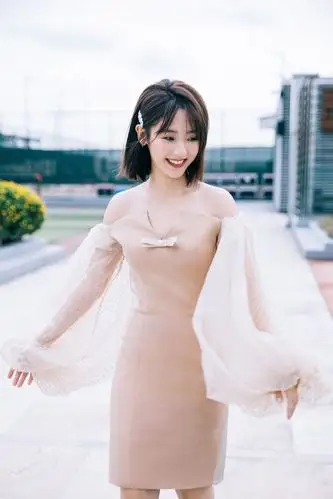 67邢菲秀身材真馋人深v领长裙衬托肤白腿长比例太好了