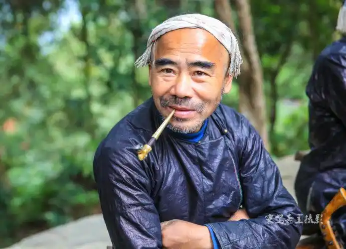 镰刀剃头,也是当天表演最高潮的地方.看清楚,那可是真正的镰刀哦.