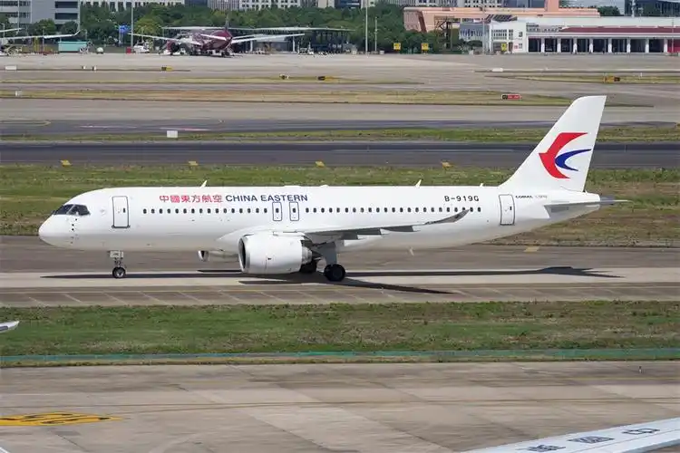 一周年迎来新成员 东航第6架c919飞抵上海虹桥机场正式入列