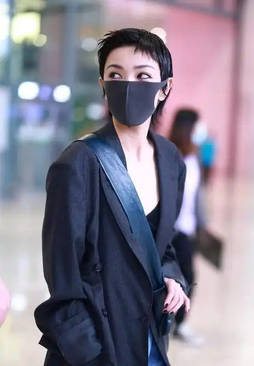 女生剪短发也太帅了郭采洁穿宽肩西装配牛仔裤看不出有35岁