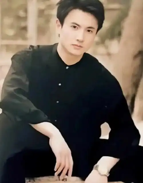 如果是早期的沈腾……我腾哥他(曾经)可是军艺校草啊!#沈腾宋江撞衫