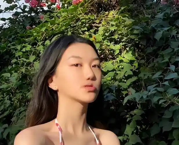 18岁李嫣拍成人礼大片!兔唇明显,眼神狠毒,一点都不像王菲!