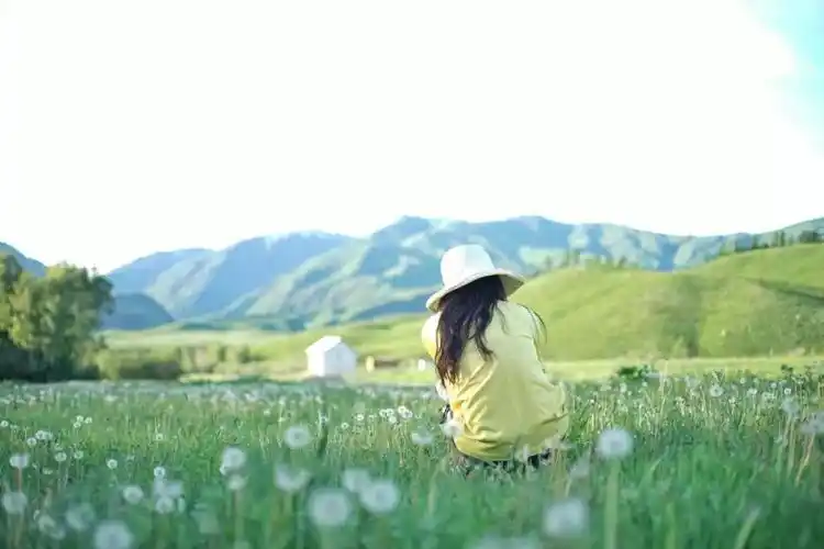 在广袤的沙漠中行走,渺小的背影衬托出沙漠的广阔行走背对着给人一种