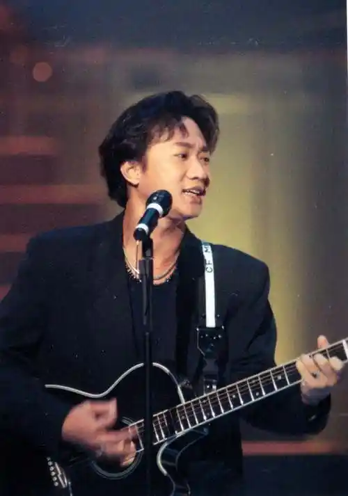 他去世31年,女友是周信芳的外孙女,至今未婚_中国香港_黄家强_歌曲