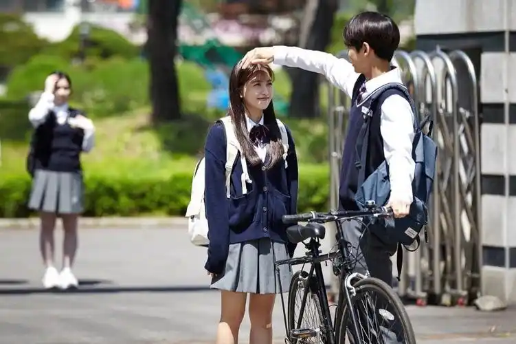 该剧由yeri,梁洪硕领衔主演,讲述吴夏琳(yeri 饰)意外透过初恋池叙俊