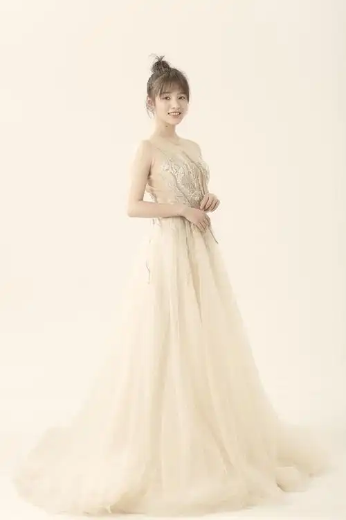 孙雅丽仙气写真发布 笑容治愈甜度满分