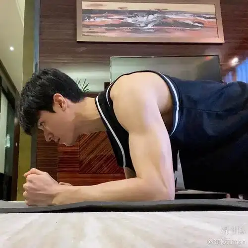 山河令龚俊腹肌照宠粉练腹肌秘籍大公开