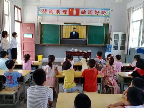 杨楼小学组织师生观看《全国抗疫英雄表彰大会》