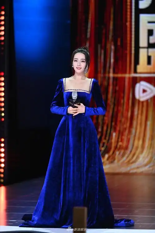 新浪娱乐讯 6月7日,迪丽热巴亮相拾光盛典,一袭蓝色丝绒复古长裙犹如