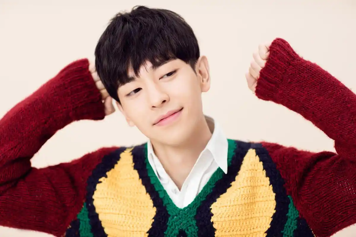 帅气型男邓伦成熟气质写真图片36