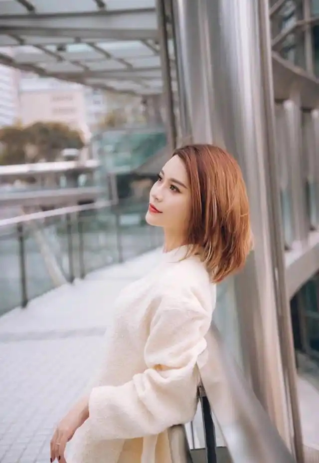 李根的妻子王星洋在微博上分享了一组街拍美照,网友感叹美如剧照.