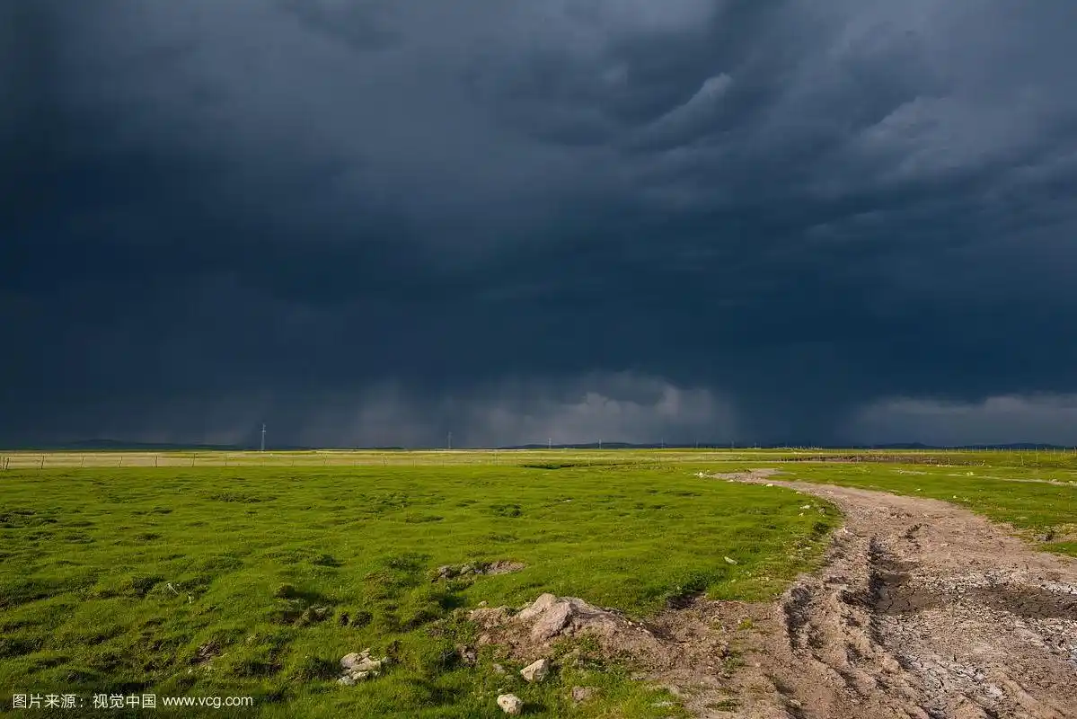 乌云笼罩着草原