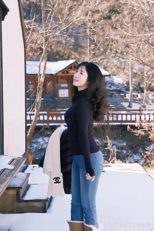 拿什么被爱呢,是近视的眼睛,塌塌的鼻子,是长痘又平平无奇的脸,还是一