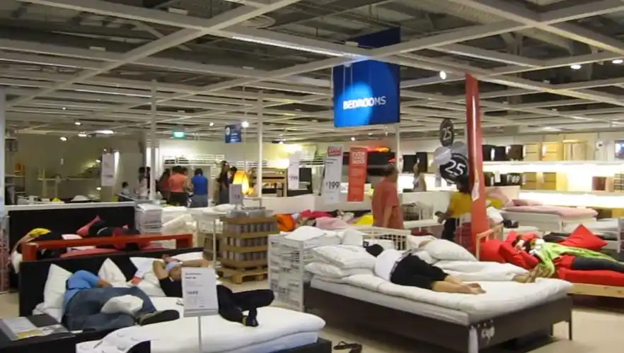 宜家回应消费者躺尸现象:非常欢迎大家来宜家休息