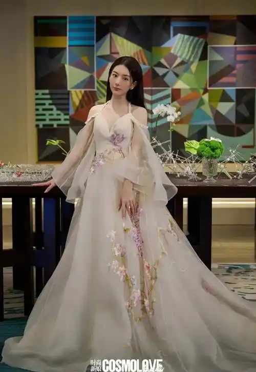 郭富城妻子方媛登《时尚新娘》封面,穿深v抹胸身材傲人,太美了_天王