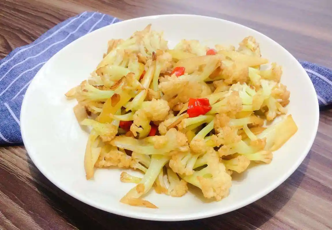 奶奶最爱做的素炒菜花,做法简单,家里老人小孩都能吃!