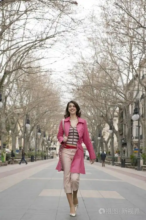 走在步行街的年轻时尚女人