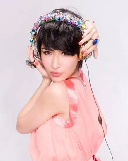 萧亚轩个人资料图片:萧亚轩是中国台湾流行女歌手,1979年8月24日出生