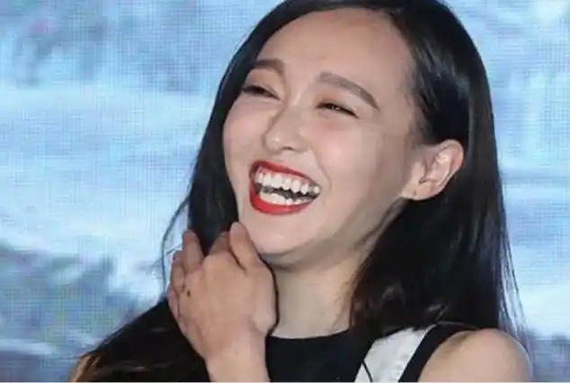 他在出席活动的时候,也曾哈哈大笑被网友截图过,不过他的大笑就有点儿