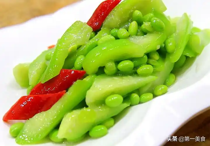 好了,一道简单快手的丝瓜毛豆就做好了.
