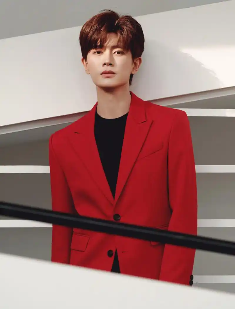 任嘉伦一身红色西装亮相,为寒冷的冬天注入了一抹炽热的色彩.