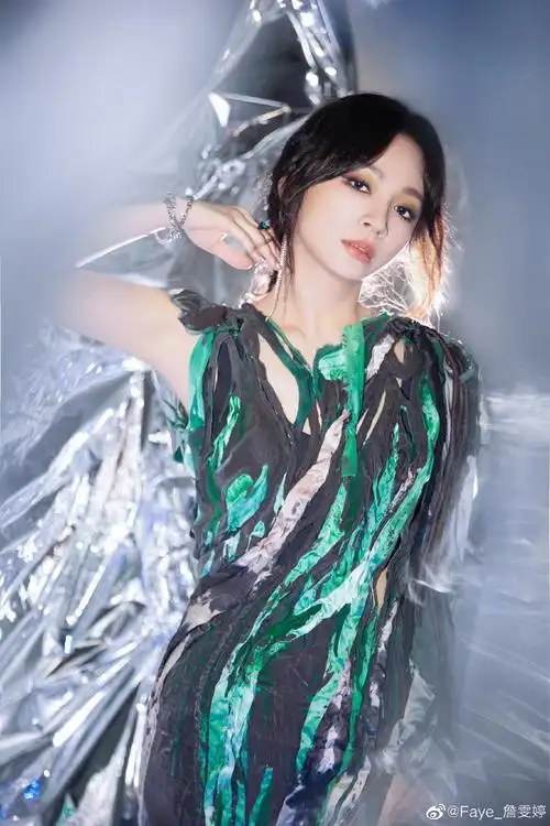 詹雯婷在微博中发布的写真.