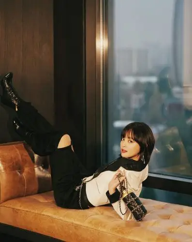 短发美女辛芷蕾午夜抚媚成熟女人写真