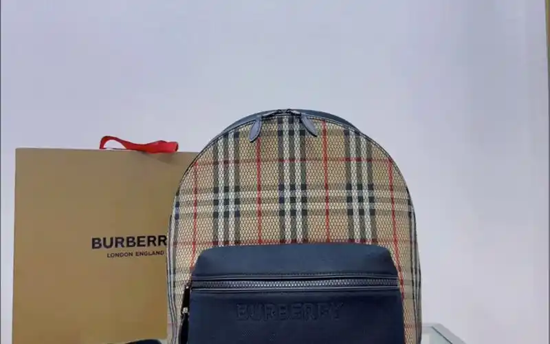 高仿b家巴宝莉纯原最新双肩包格纹棉质面料打造,搭配网眼外层,点缀同