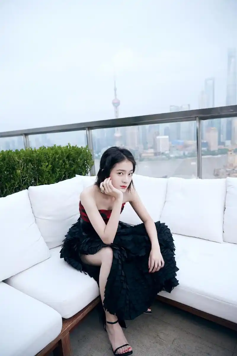 张雪迎女人味十足穿格纹抹胸配方片裙坐沙发上开叉到大腿