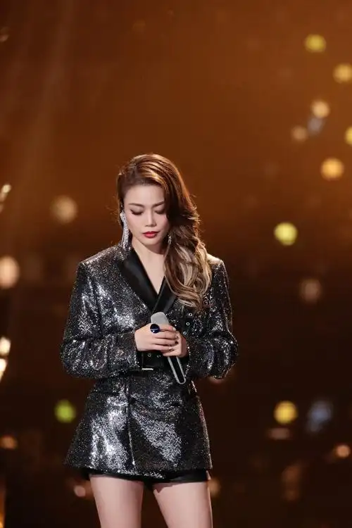 容祖儿出席"一千零一夜"晚会 献唱《爱》《加大力度》