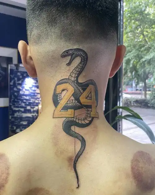 黑曼巴精神纹身图片_颈部欧美写实花体字黑曼巴科比篮球纹身图案