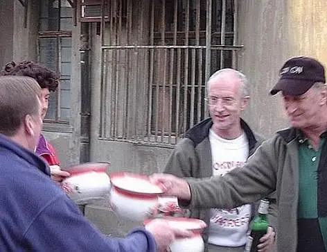 老外用中国的痰盂畅饮啤酒