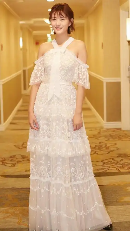 牟星精美壁纸:面容精致,笑容娇俏,眼神妩媚动人