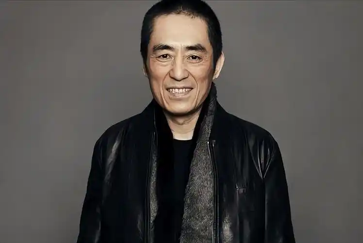 回顾19岁的陈婷,当初为啥愿意跟着49岁的张艺谋,还为他生儿育女