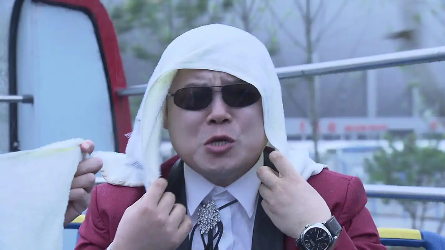 《了不起的挑战》在雨中愁眉苦脸的岳云鹏搞笑桌面壁纸下载