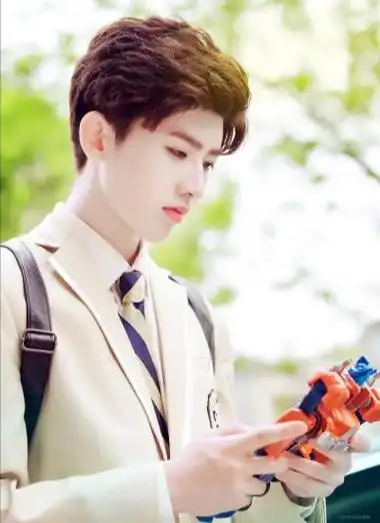 出道后的蔡徐坤,发布《情人》《hug me》《没有意外》等流行单曲.