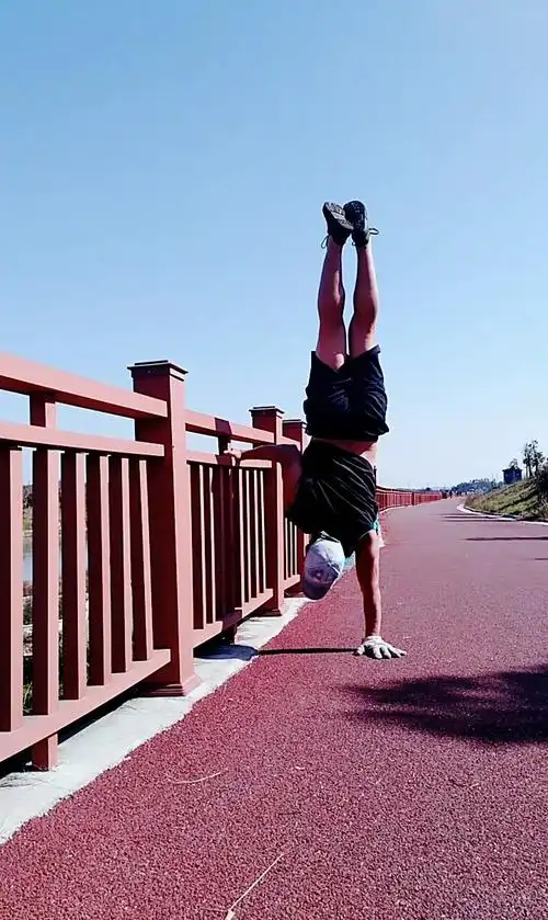 健身宁教练传递健身正能量#单手倒立练习