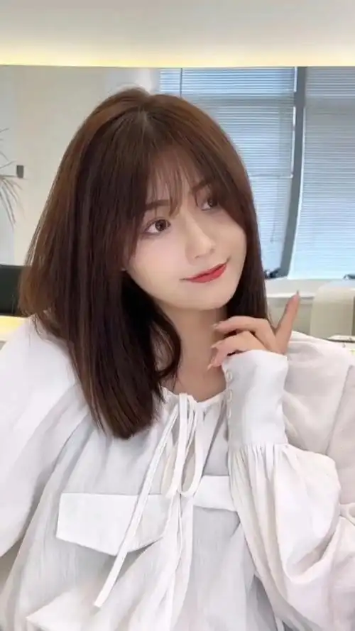 大脸圆脸方脸都适合的万能发型减龄小脸