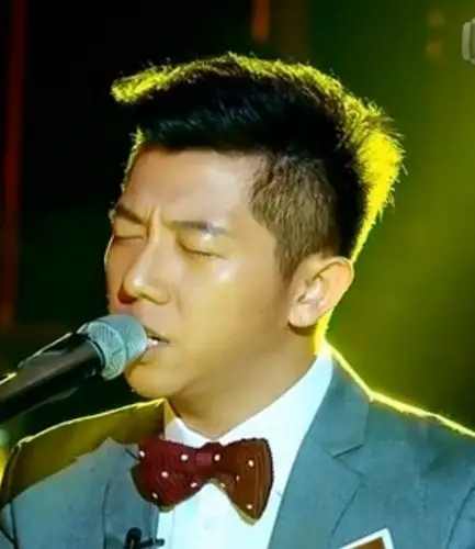 羽泉中的胡海泉在湖南卫视节目"我是歌手"中的发型叫什么?