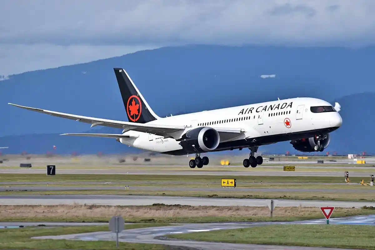 加拿大航空首架787梦幻客机,编号c-ghpq 图自cbc新闻网引擎漏油对一架