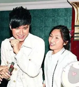 古巨基庆祝结婚9周年!晒一家三口团圆照,妻子52岁生下孩子