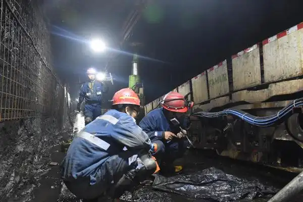 神东石圪台煤矿井下矿工的脚(马玉凌 摄)