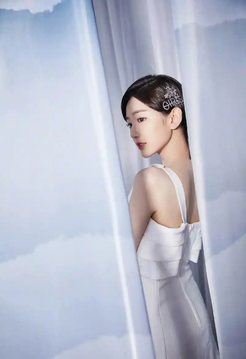 谁能想到,甜妹级别的毛晓彤,穿起气质高雅礼裙,年龄根本看不出像30 !