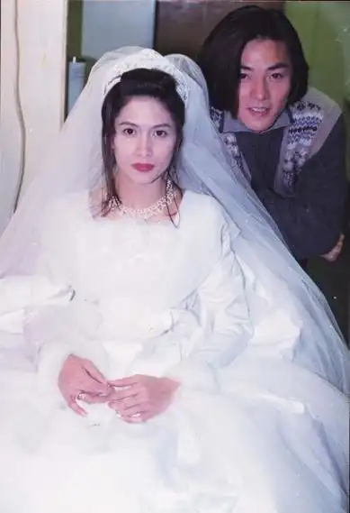 郑伊健承认将娶蒙嘉慧 昔日与梁咏琪罕见亲密照曝光