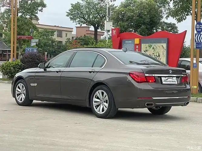 2013年上牌宝马740li领先版,新车100多万选装岩石灰