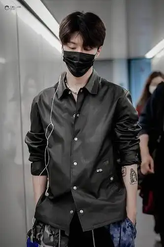 高冷大佬范丞丞出发飞哈尔滨 露出纹身看起来像是要回去"打架"了