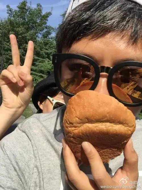 孙俪首次烤面包邓超批难吃 变相秀恩爱