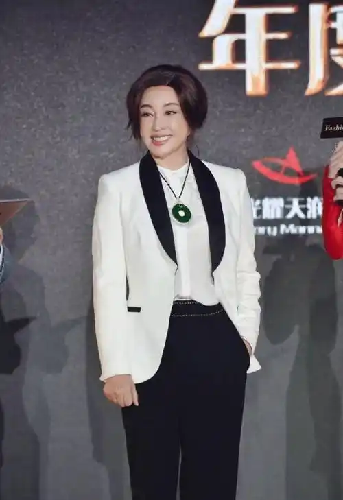 刘晓庆真不像69岁奶奶,穿t恤配小脚裤,粉色包包少女气息浓郁_女性