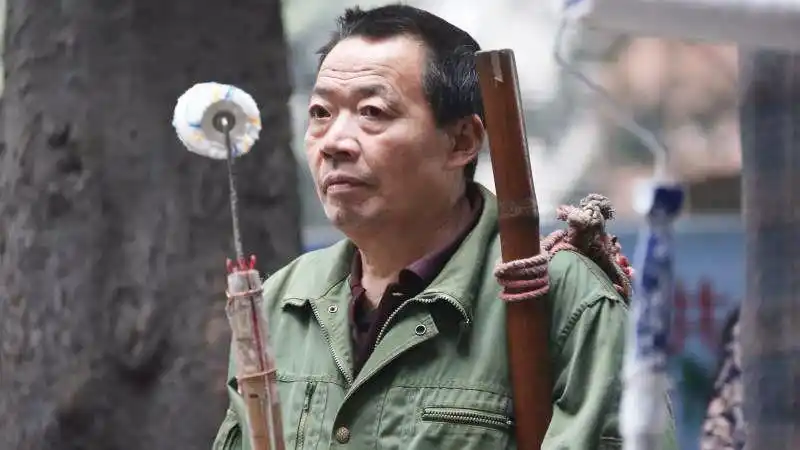 棒棒是重庆街头的临时搬运工,山城棒棒军大家是否还记得他们